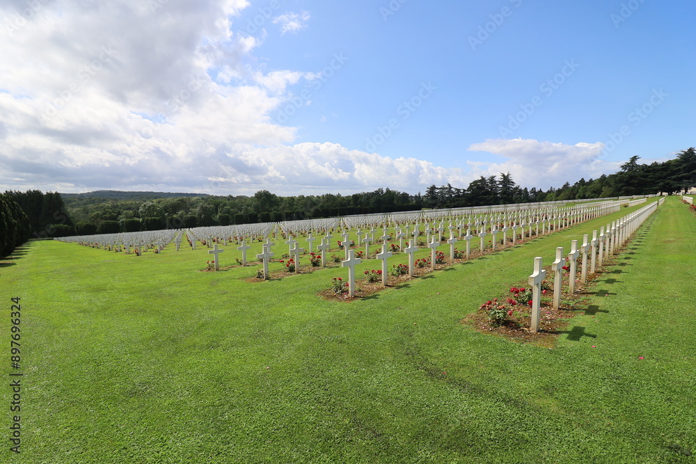Obraz premium Le cimetière militaire de Douaumont, des soldats tués à la bataille de Verdun, Fleury devant Douaumont, département de la Meuse, France