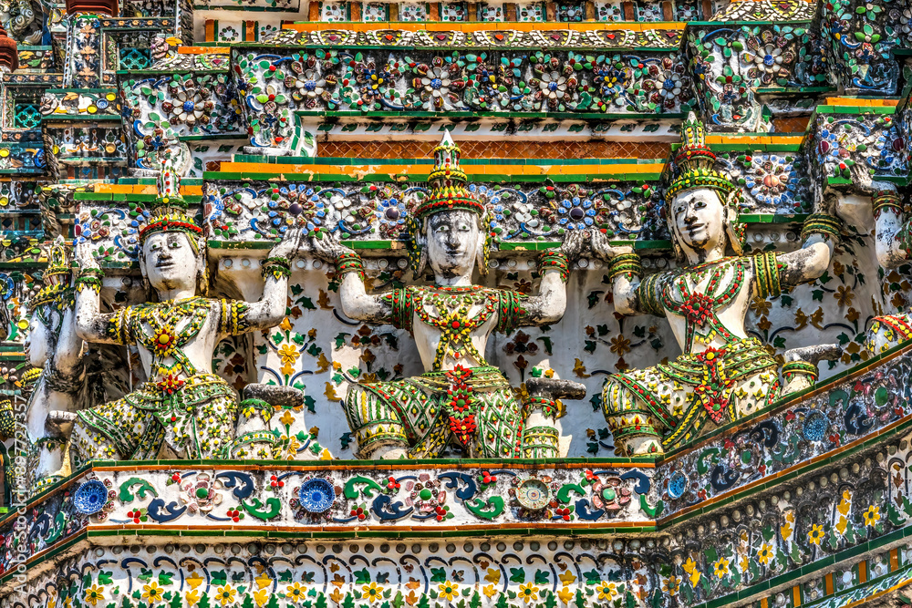 Obraz premium Ceramic Guardian Warriors Central Prang Pagoda Wat Arun Bangkok Thailand