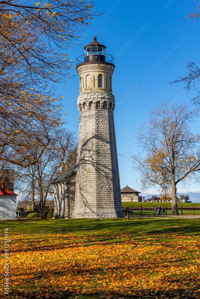Obraz premium Fort Niagara Lighthouse in the Fall 