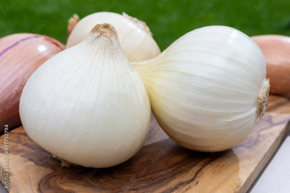 Obraz premium White sweet doux french salad and purple shallots onions vegetables on food market close up