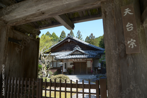 Fototapeta Naklejka Na Ścianę i Meble -  浄蓮華院　山門より境内を望む　京都市左京区大原