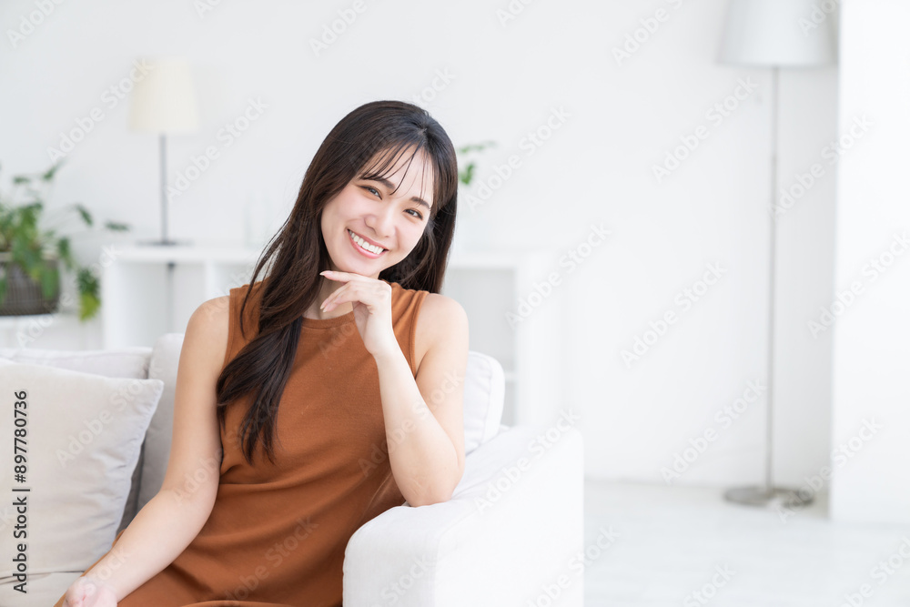 部屋でリラックスする若い女性 部屋でリラックスする若い女性
