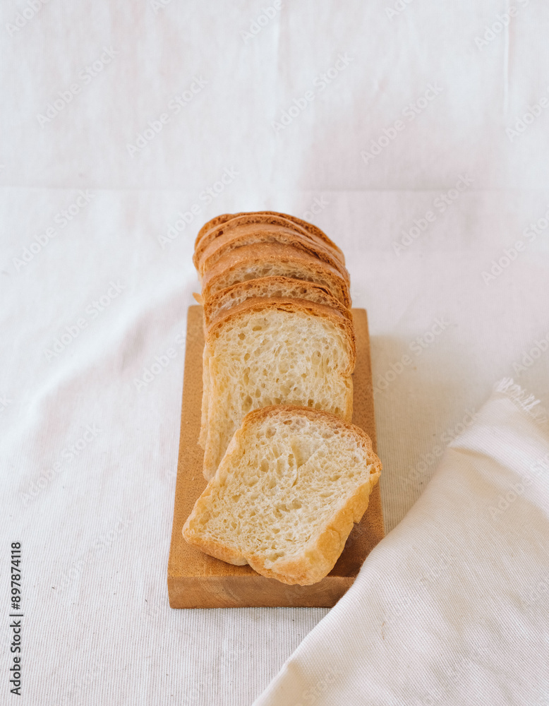 Obraz premium a loaf of bread on a wooden cutting board