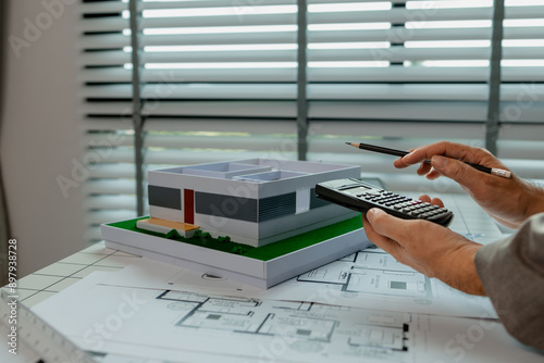 Fotografi An engineer is calculating whether the structural proportions of a house model a