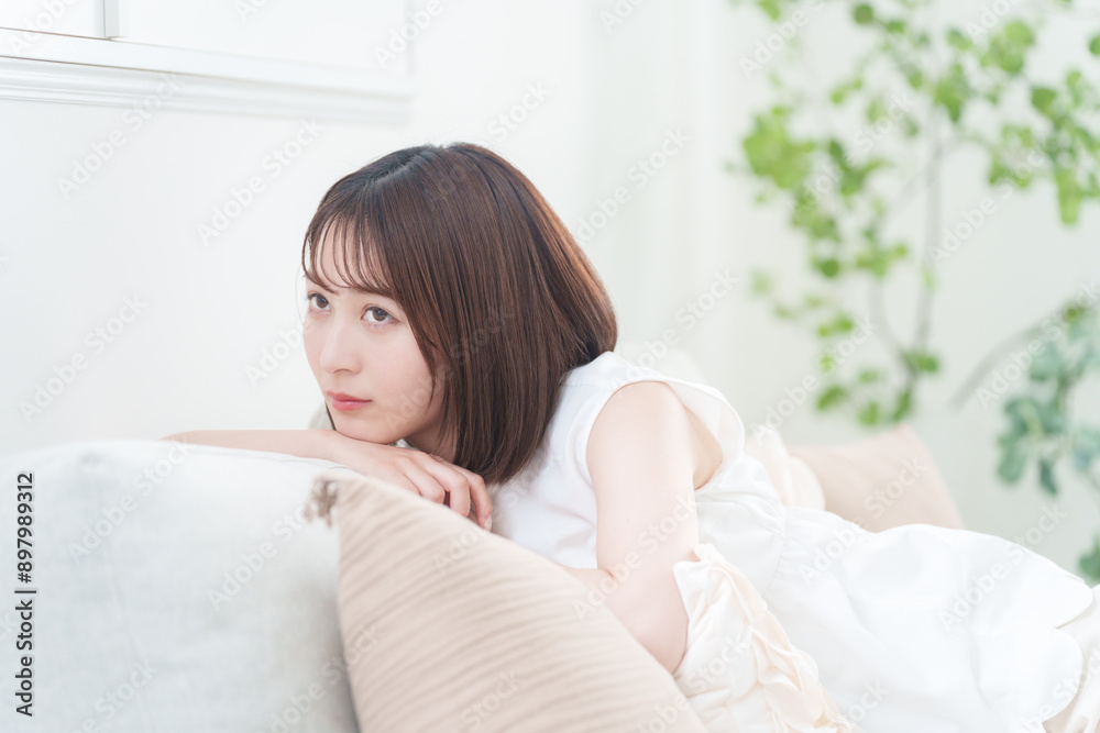 リラックスした若い女性 リラックスした若い女性