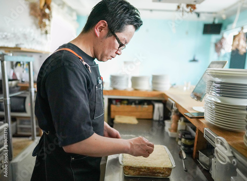 下ごしらえ中の飲食店スタッフ