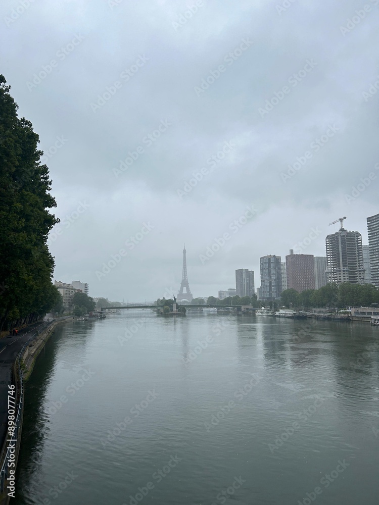 Fototapeta premium Paris in a rainy day
