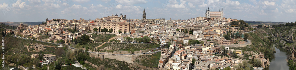 Obraz premium Panoramic view of the city of Toledo al midday. Castilla la Mancha, Spain.