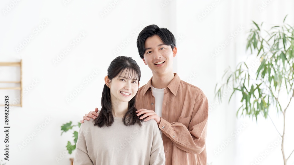 女性の肩に手を置く男性 女性の肩に手を置く男性