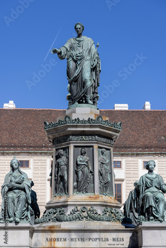 Obraz na płótnie Monument to Emperor Franz I, located in the central courtyard of the Hofburg Palace, Vienna, Austria w salonie