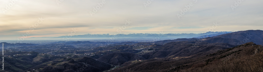 ampia composizione panoramica, con vista guardando verso ovest dell'area centrale della regione Friuli Venezia Giulia, nell'Italia nord orientale, avvolta da una leggera foschia, di giorno, in inverno