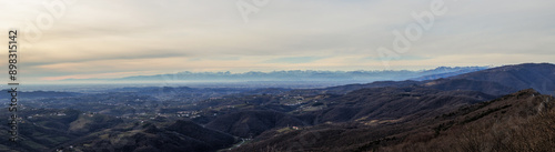 Obraz na płótnie ampia composizione panoramica, con vista guardando verso ovest dell'area centrale della regione Friuli Venezia Giulia, nell'Italia nord orientale, avvolta da una leggera foschia, di giorno, in inverno w salonie