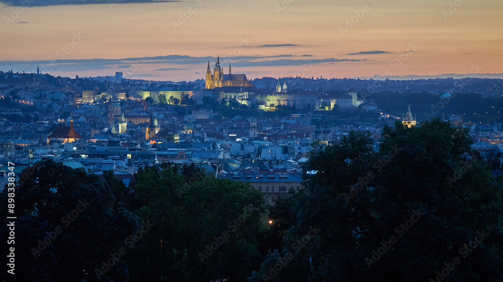 Obraz premium Sunset view of Prague cityscape from the Riegrovy Sady park in the Vinohrady district in Prague, Czech Republic