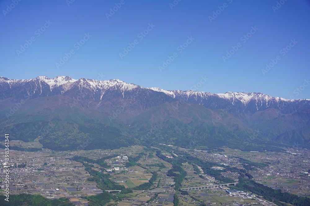 Fototapeta premium 信州 中川村 陣馬形山から望む残雪の中央アルプスと伊那谷