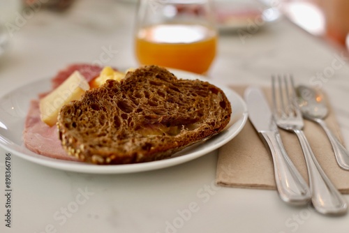 un petit déjeuner oeuf et bacon