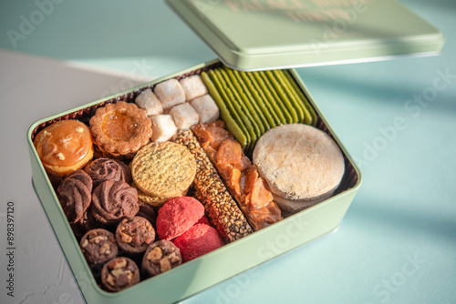 カラフルなクッキー缶	