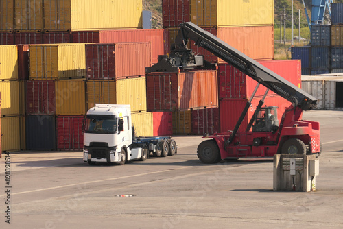 lkw mit Container beladen