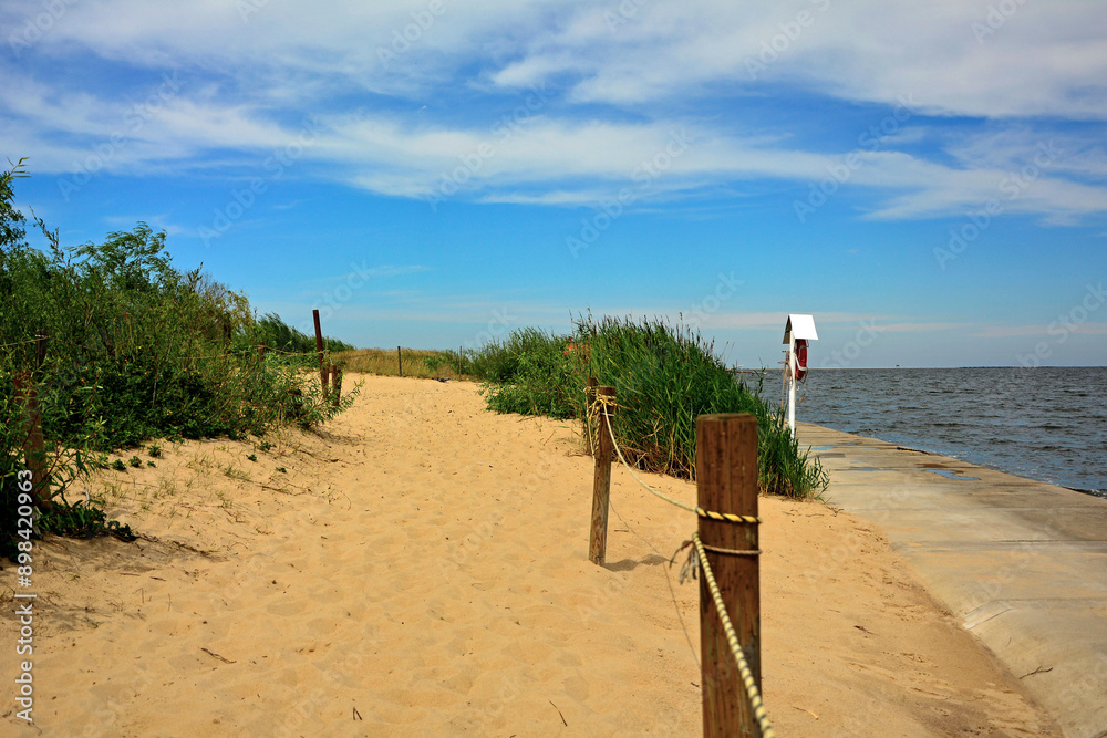 przejście na plażę, nadmorski krajobraz, piaszczysta ściezka i błękitne niebo z białymi churami, passage to the beach, seaside landscape, sandy path and blue sky with white clouds