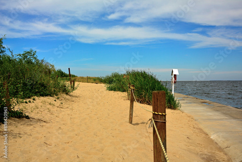 przejście na plażę, nadmorski krajobraz, piaszczysta ściezka i błękitne niebo z białymi churami, passage to the beach, seaside landscape, sandy path and blue sky with white clouds
