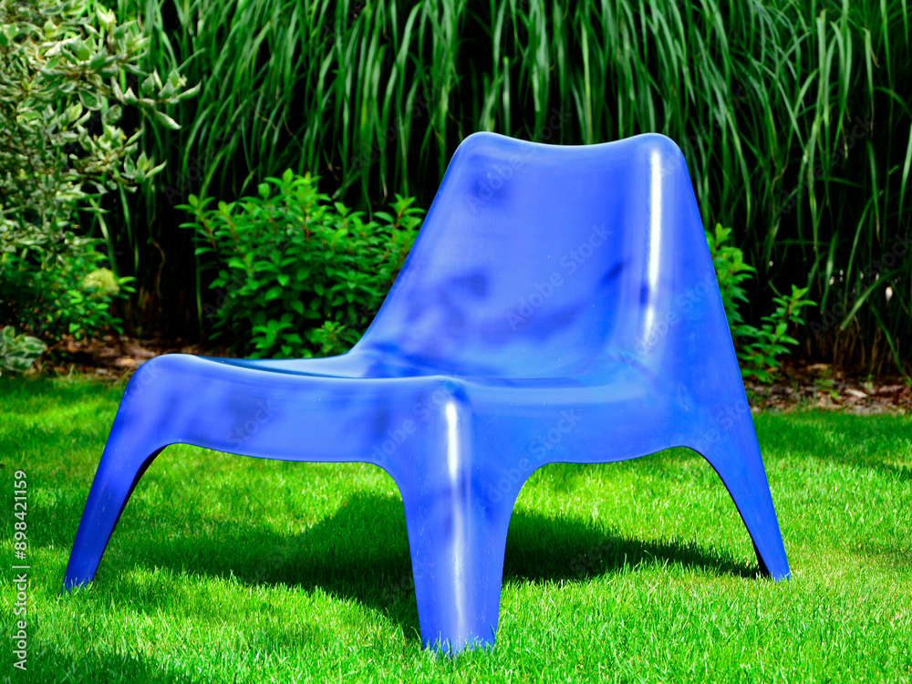 niebieski fotel ogrodowy na trawie, niebieski fotel ogrodowy IKEA PS VAGO, niebieski fotel z tworzywa, blue plastic garden armchair on the grass, blue IKEA PS VAGO garden armchair, blue plastic chair,