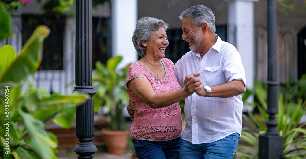 Obraz premium Happy Pair's Joyful Embrace