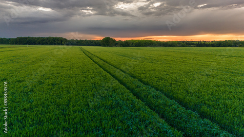 Vue aérienne du coucher de soleil sur fond dramatique très nuageux et orageux au milieu des champs et des forêts du bocage normand en France