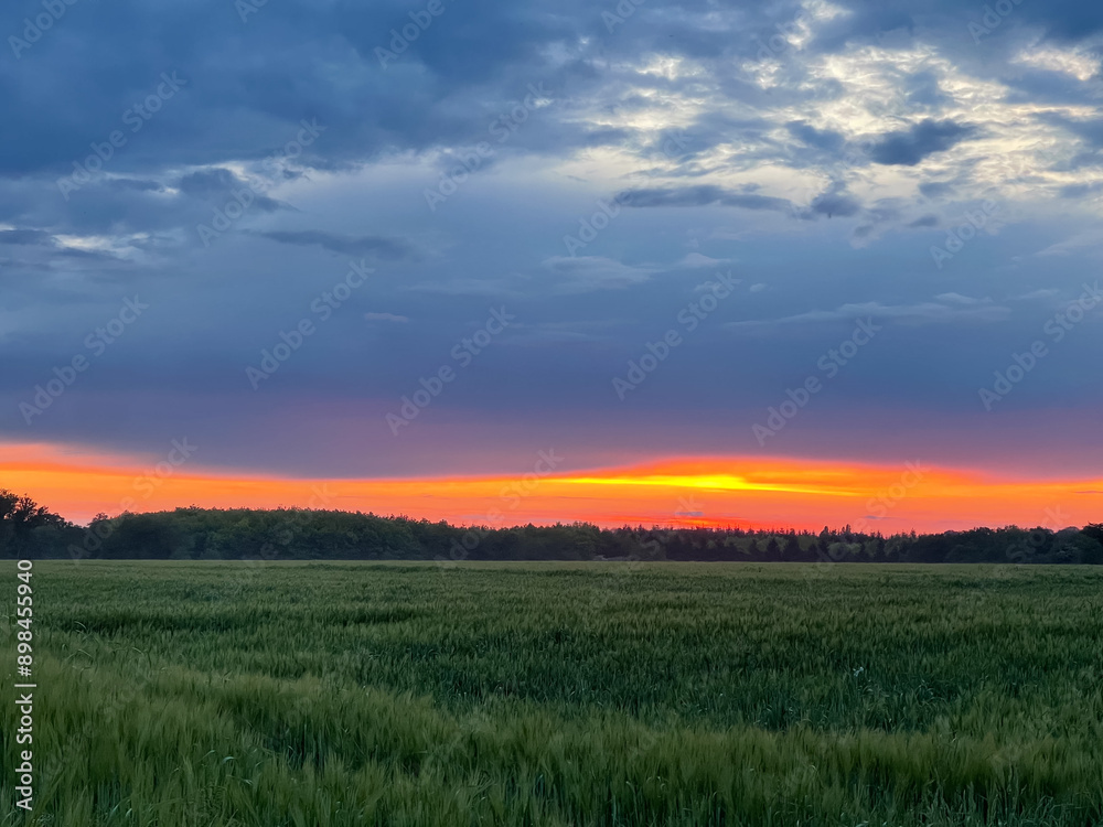 Vue aérienne du coucher de soleil sur fond dramatique très nuageux et orageux au milieu des champs et des forêts du bocage normand en France Vue aérienne du coucher de soleil sur fond dramatique très nuageux et orageux au milieu des champs et des forêts du bocage normand en France