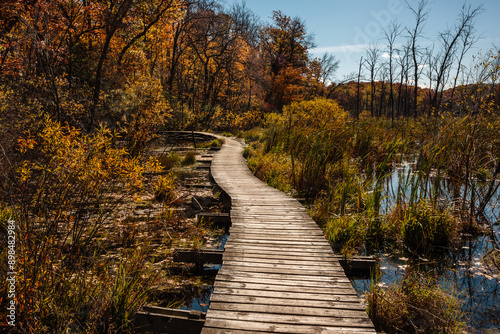 Fotografie The boardwalk, which is also the Ice Age National Scenic Trail,  over a small po