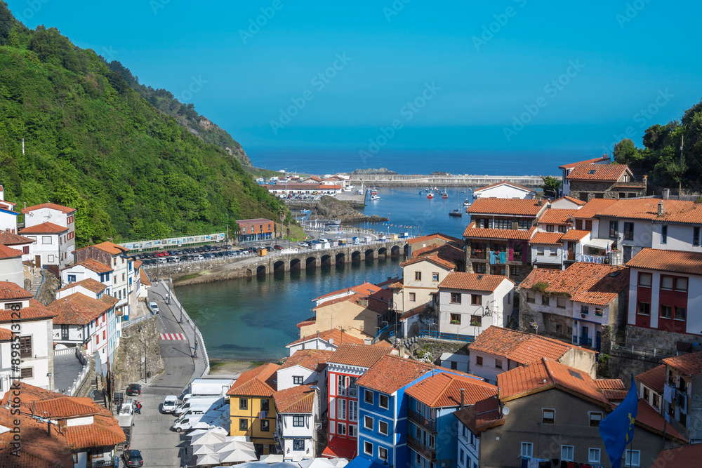 Obraz premium Vista superior de la hermosa villa pesquera de Cudillero en Asturias, España