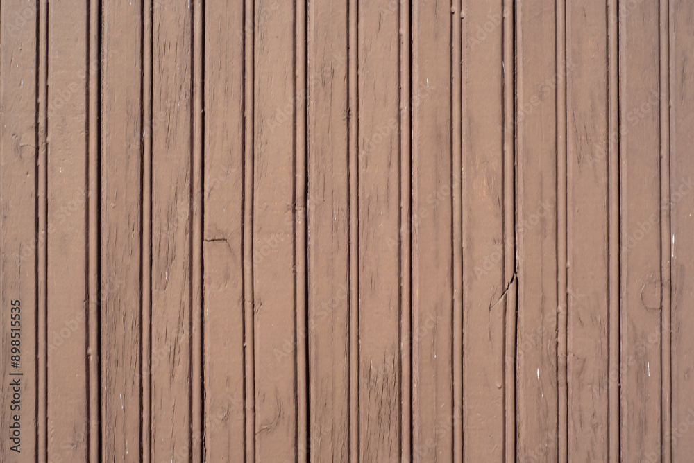 Puerta de tablones de madera pintada de marrón