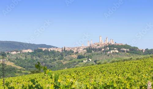 Εκτύπωση καμβά San Gimignano village, Italy: green countryside, blue sky, hill panorama with to