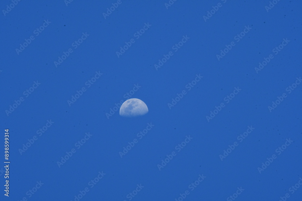 es un di espetacilar con el cielo despejado y la luna brillando es un di espetacilar con el cielo despejado y la luna brillando