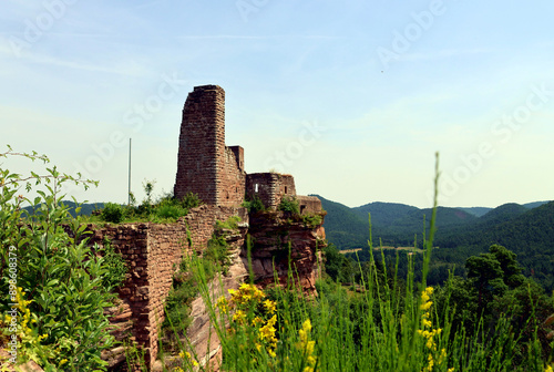 Die Altdahner Burgen bei Dahn im Pfälzerwald im deutschen Landkreis Südwestpfalz im Bundesland Rheinland-Pfalz. Aussicht vom Premium-Wanderweg Hahnfels-Tour. photo