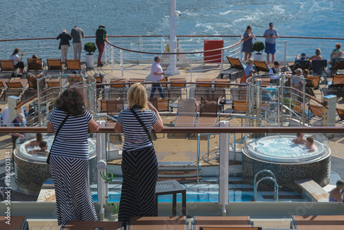 Konstfotografi Sonnenliegen auf Luxus Kreuzfahrtschiff - Sun loungers and deck chairs on luxury