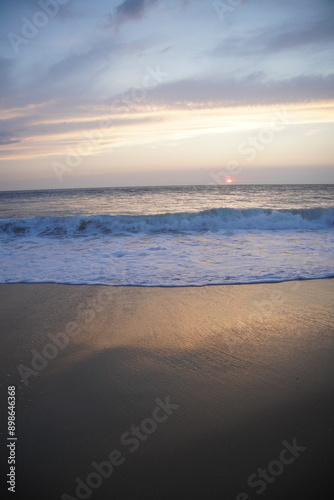 Atardecer en una playa vacia, aguas del Oceano Atlantico