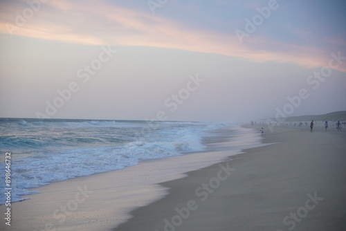 Atardecer en una playa vacia, aguas del Oceano Atlantico