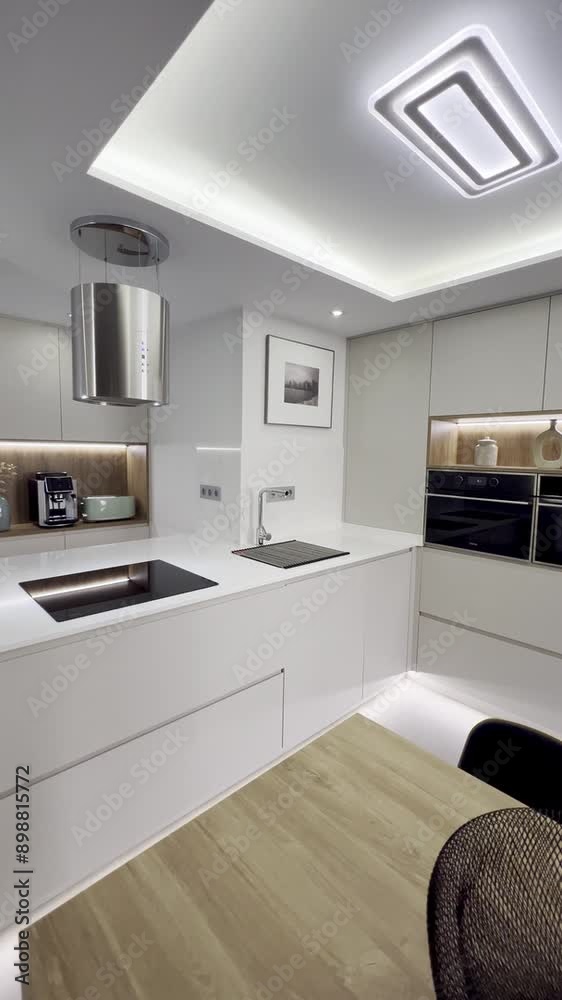 cocina de diseño con isla . zona de lavado y desayunado . almacenaje y electrodomesticos integrados 
