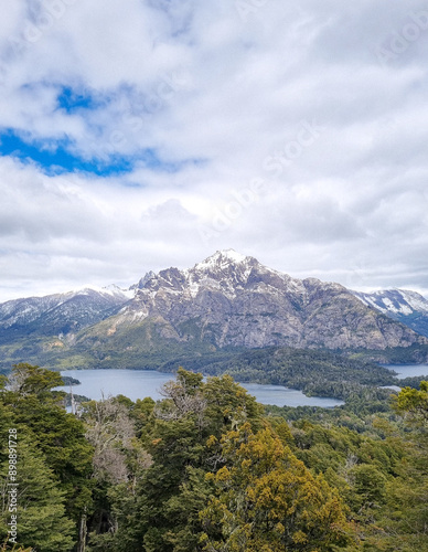 Vista al lago y a la montaña