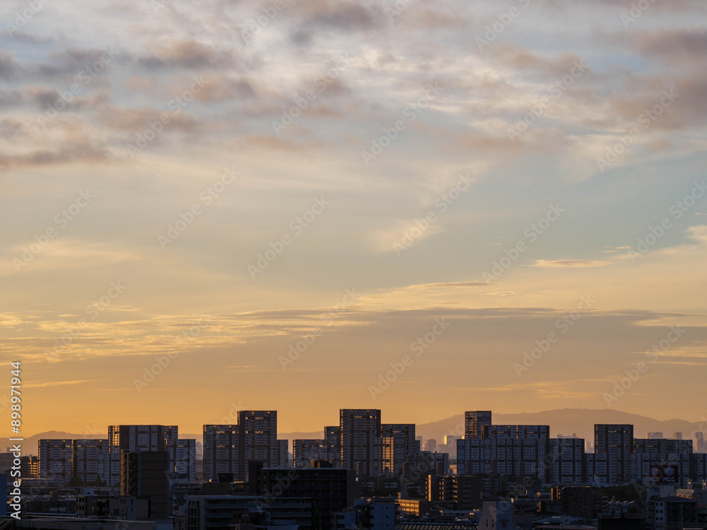 都市の夜明け。早朝神戸市のマンションの高層階より芦屋市のビル群をのぞむ