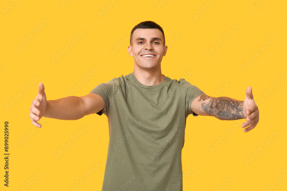 Naklejka premium Welcome and hospitality concept, smiling man with open arms for a hug