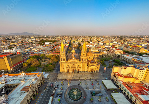 Foto A panoramic aerial photo captures the stunning facade of Guadalajara's Cathedral at sunset