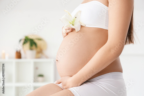 Young pregnant woman with f...