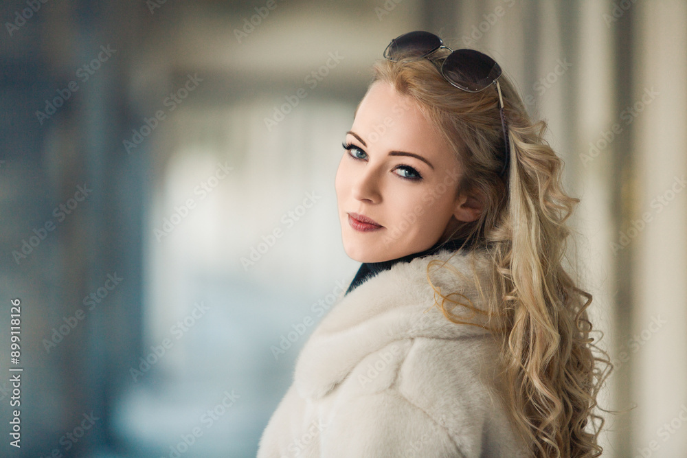 Fototapeta premium Tourist wearing sunglasses and white coat enjoying european vaca