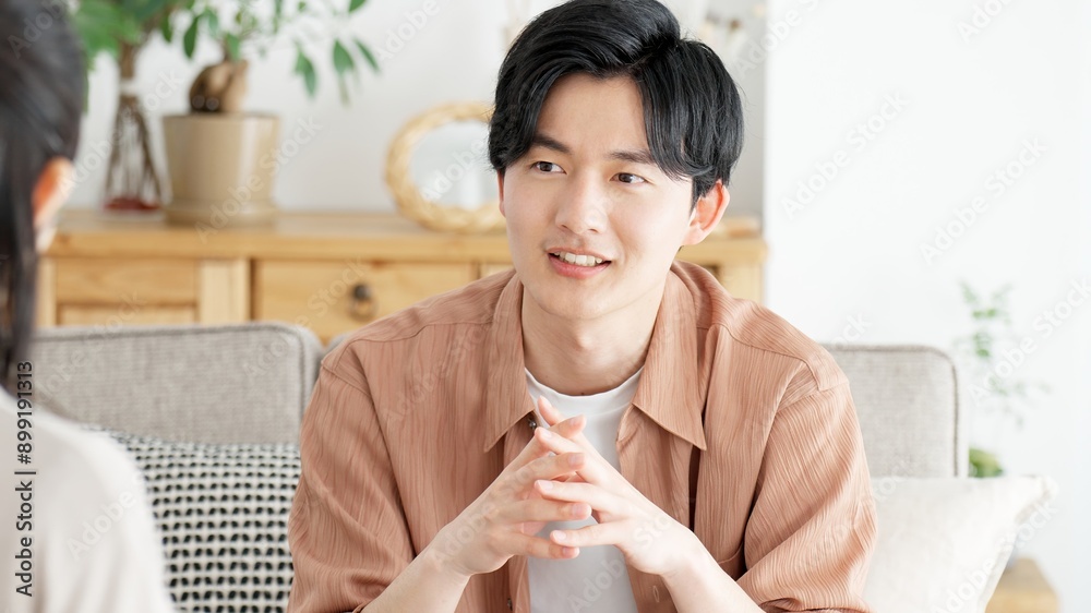  心理カウンセリングを受ける男性