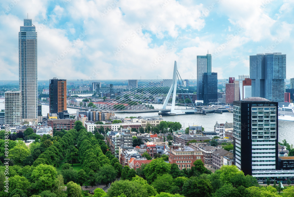 Obraz premium Bird's eye view of Rotterdam from the Euromast observation tower