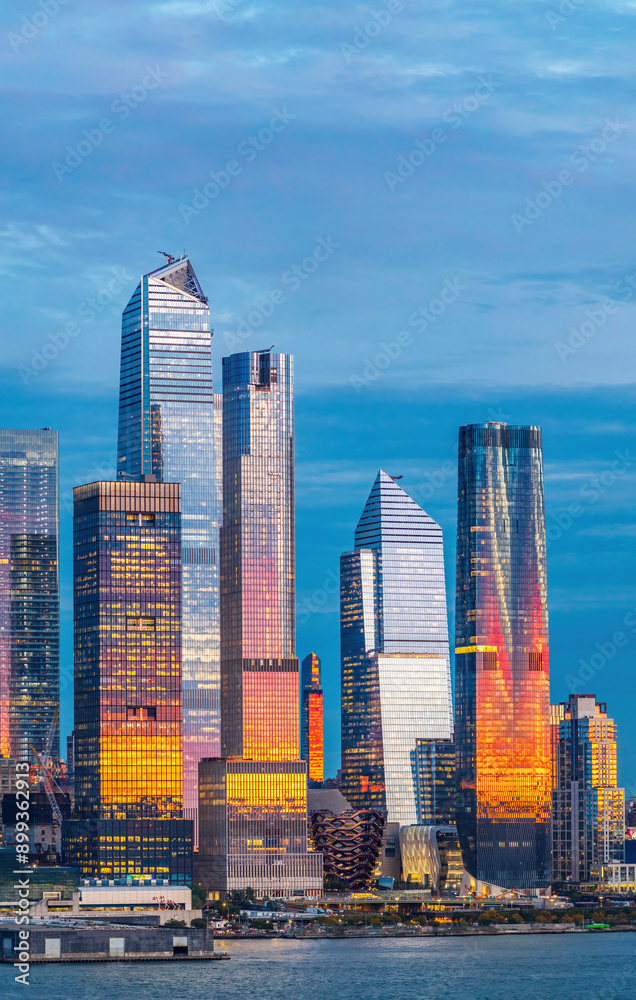 Naklejka premium New York City Skyline in Beautiful Clouds, USA