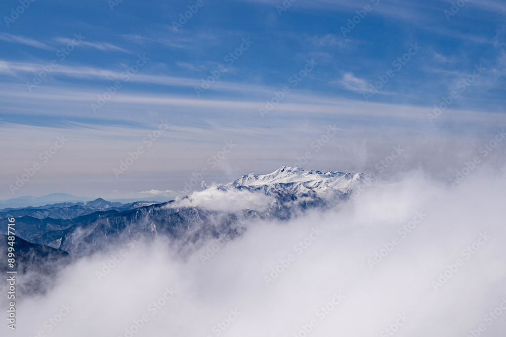Obraz premium 残雪期の西穂高岳からの乗鞍岳