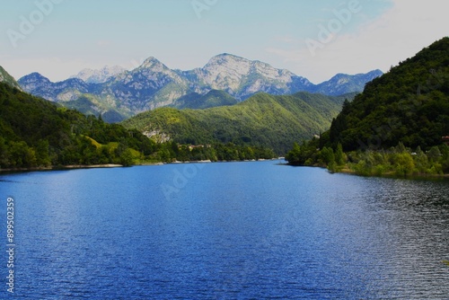 Fotografía Il bellissimo lago di Redona si trova tra comuni di Tramonti di Sopra e Tramonti di Sotto nella regione del Friuli Venezia Giulia