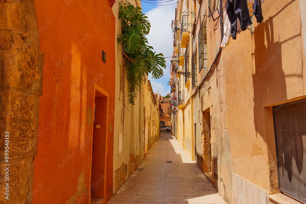 Obraz premium Charming Alleyway With Vibrant Colors In Tarragona