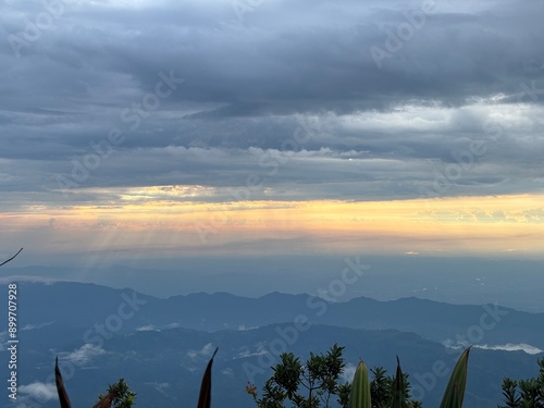 Divino atardecer con nubes y rayos de sol naranja